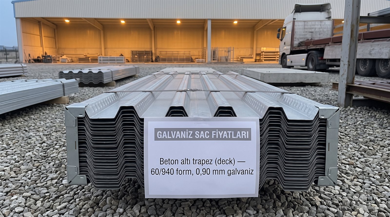 Beton altı trapez (deck) 60/940 form, 0,90 mm galvaniz, sevkiyat alanında